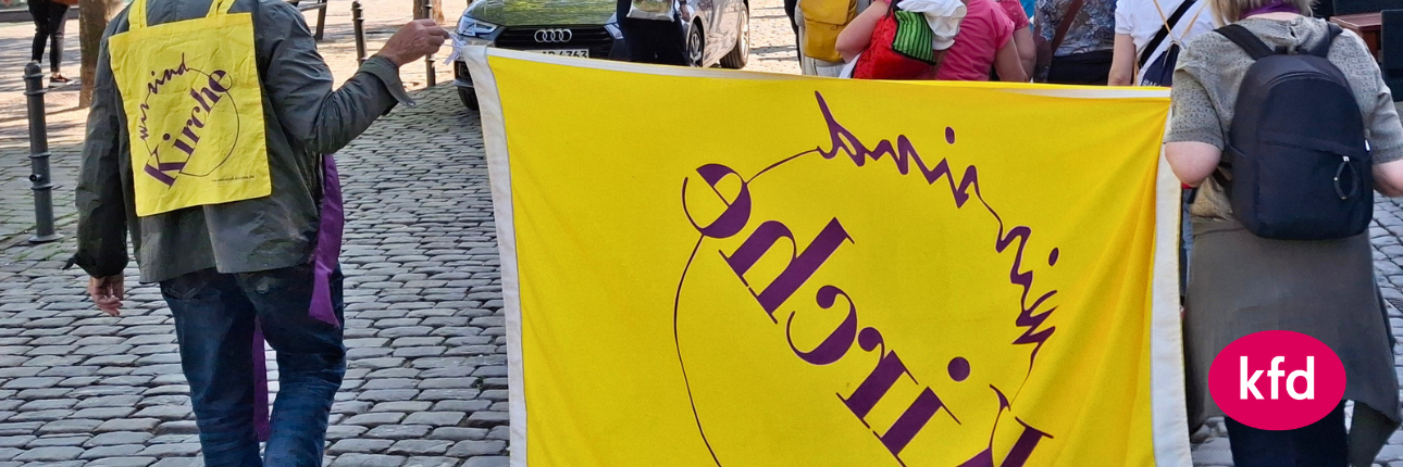 Foto: Mitglieder der KirchenVolksBewegung „Wir sind Kirche” bei der Demonstration zum Tag der Diakonin 2025 in Köln.
