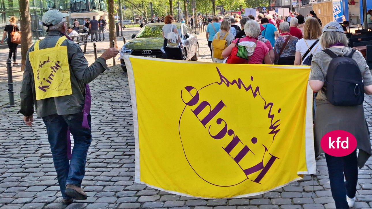Foto: Mitglieder der KirchenVolksBewegung „Wir sind Kirche” bei der Demonstration zum Tag der Diakonin 2025 in Köln.