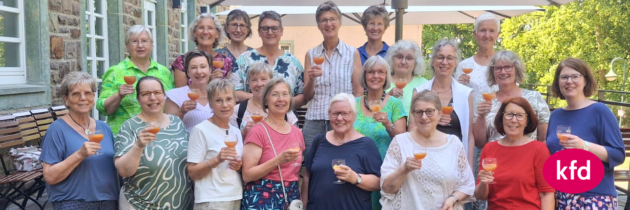 Gruppenbild bei der Abschlussfeier der WortGottesFeier-Leiterinnen (c) kfd DV Köln Gruppenbild bei der Abschlussfeier der WortGottesFeier-Leiterinnen