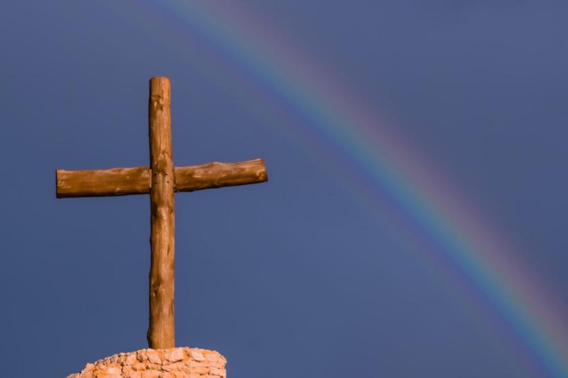 Kreuz und Regenbogen