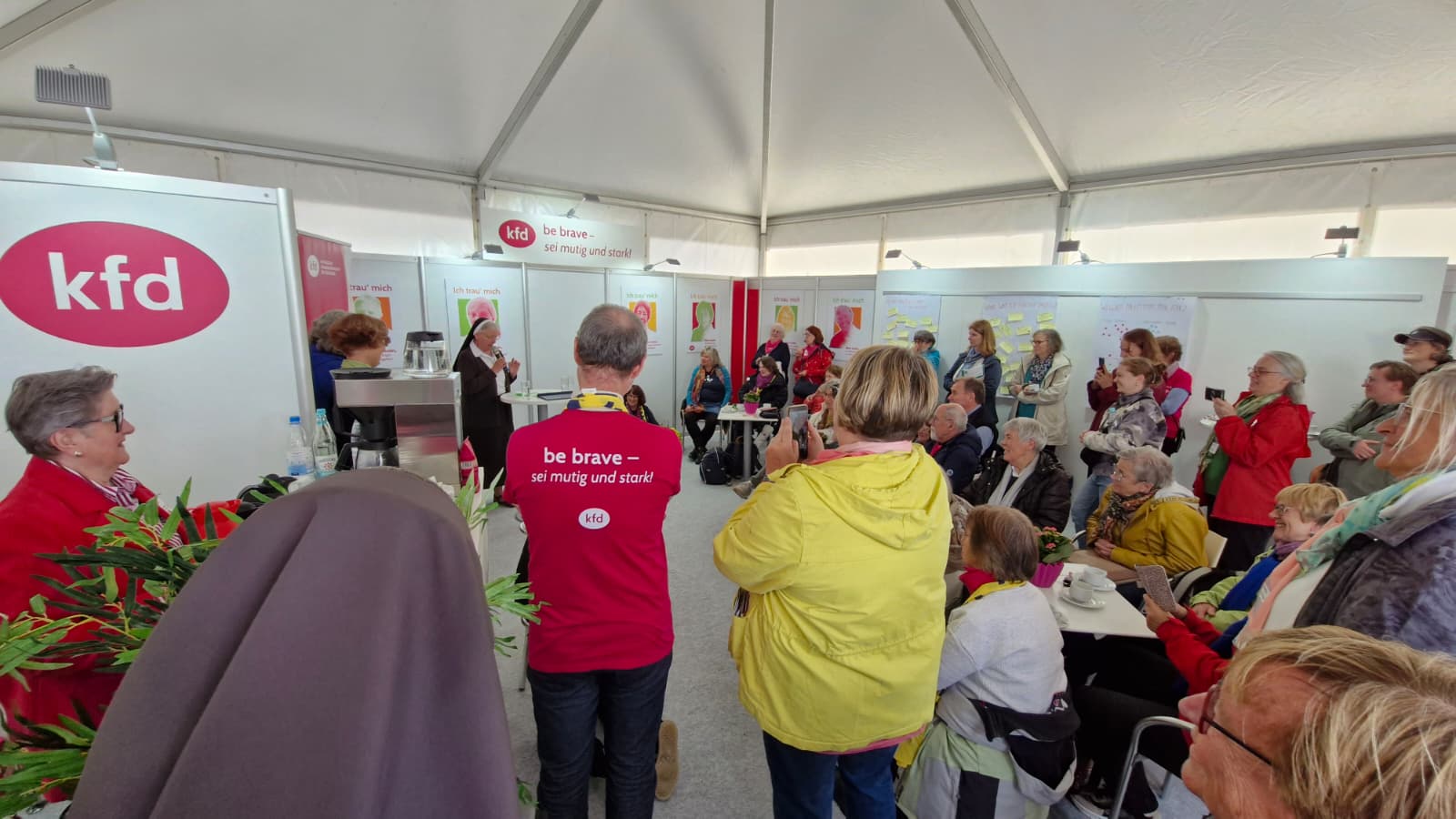 Sr. Katharina Kluitmann OSF im kfd-Zelt auf dem Katholikentag 2026