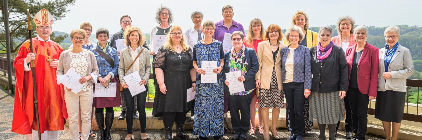 Die 13 Absolventinnen der Fortbildung Diakonische Leitungsdienste für Frauen in der Kirche zusammen mit Weihbischof Ludger Schepers und den Kursleiterinnen Schwester Gerlinde-Maria Gard, Irmentraud Kobusch, Dr. Jutta Mader-Schömer, Gabriele Greef, Dr. Dorothea Reininger und Brigitte Schmidt (von rechts).