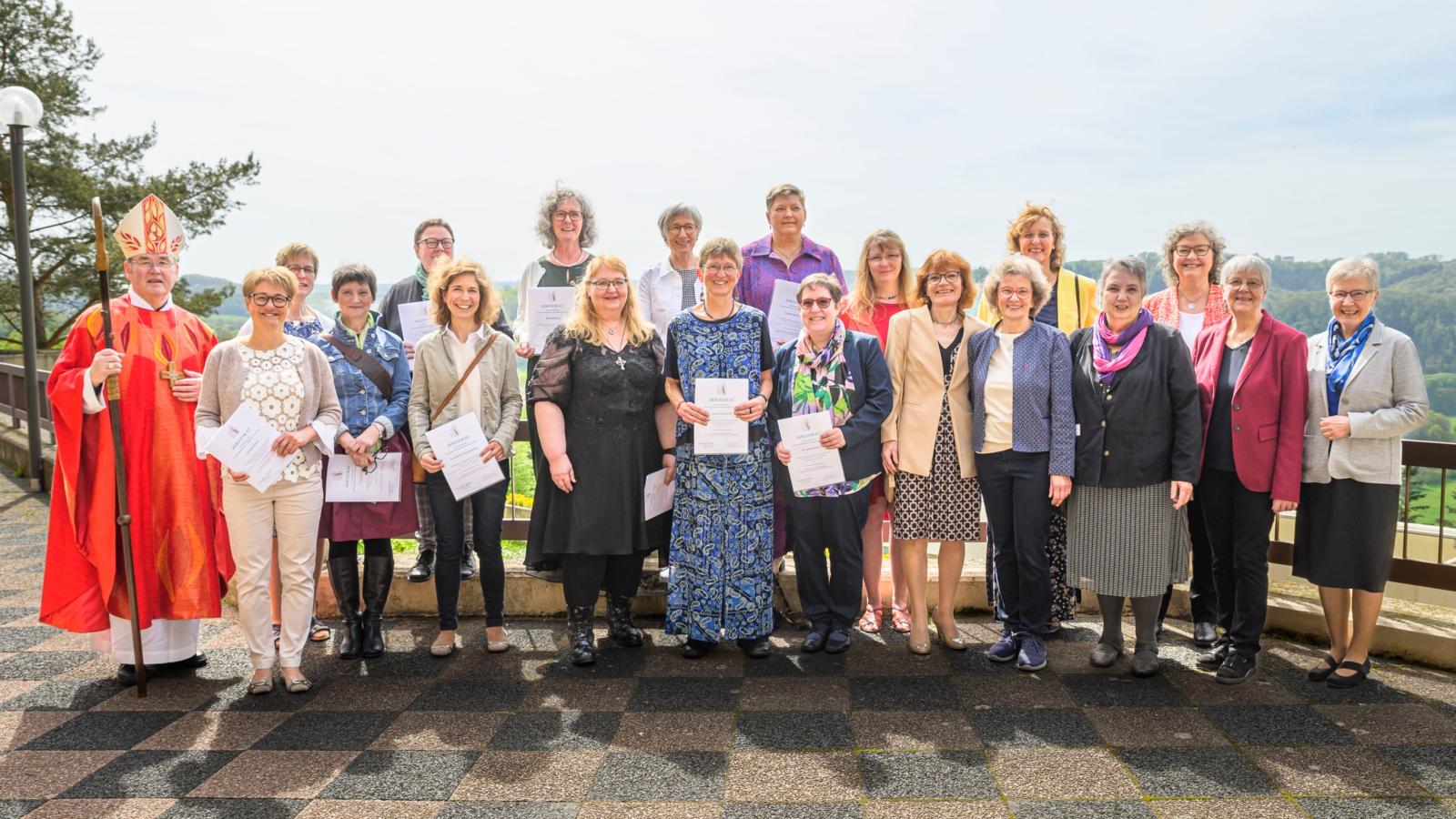 Die 13 Absolventinnen der Fortbildung Diakonische Leitungsdienste für Frauen in der Kirche zusammen mit Weihbischof Ludger Schepers und den Kursleiterinnen Schwester Gerlinde-Maria Gard, Irmentraud Kobusch, Dr. Jutta Mader-Schömer, Gabriele Greef, Dr. Dorothea Reininger und Brigitte Schmidt (von rechts).