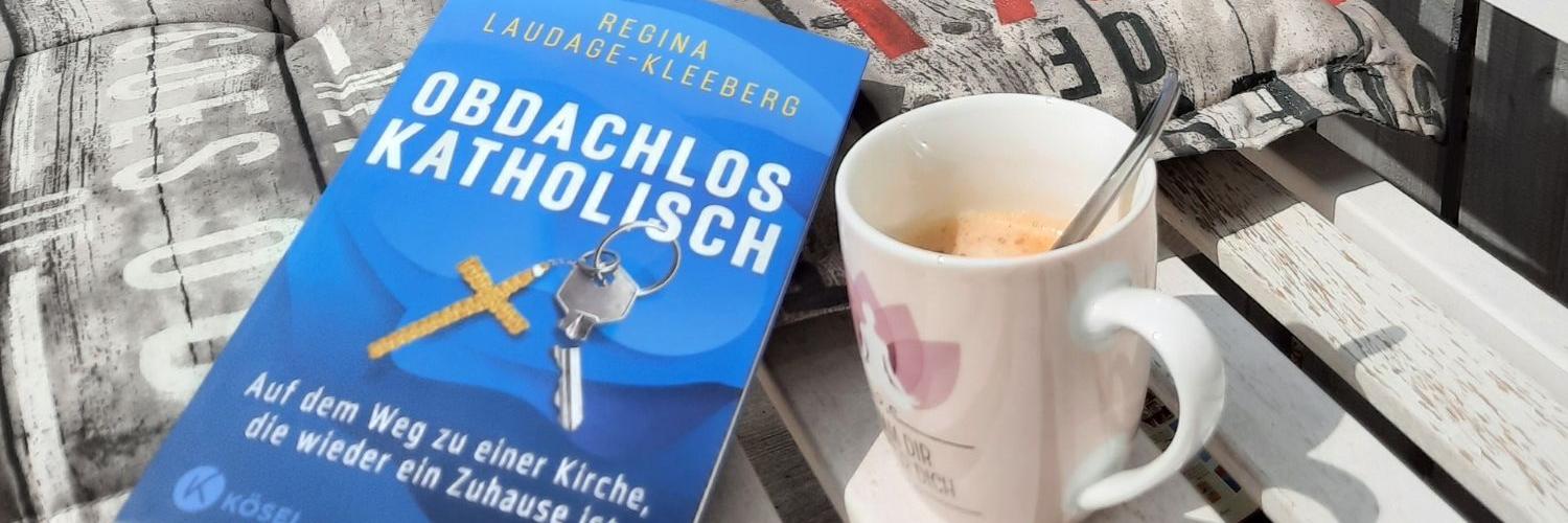 Buch mit Kaffee