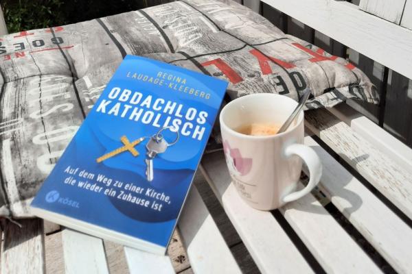 Buch mit Kaffee