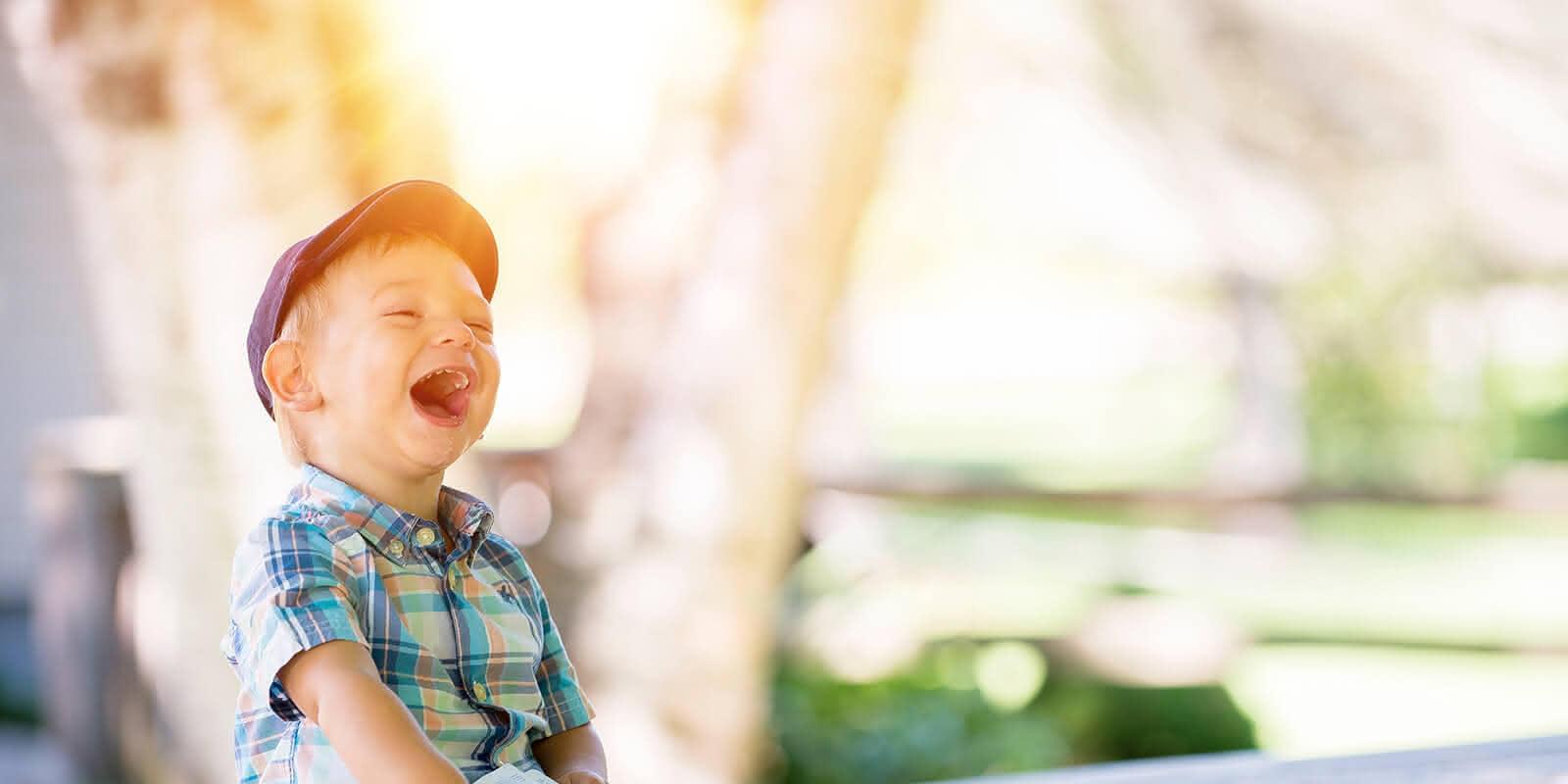 Ein lachendes Kind (c) CC0 1.0 - Public Domain (von unsplash.com) Ein lachendes Kind